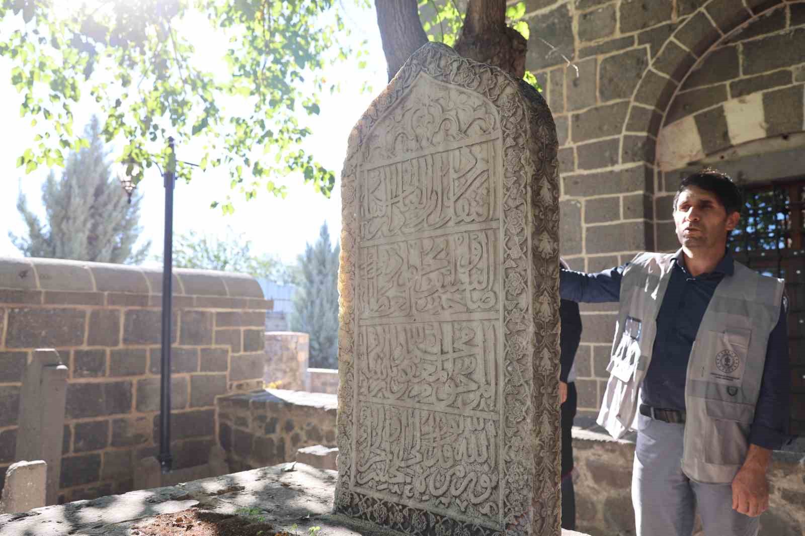 Diyarbakır’da tarihi mezar taşları ve kitabelerin kimliklendirme çalışmalarına başlandı 