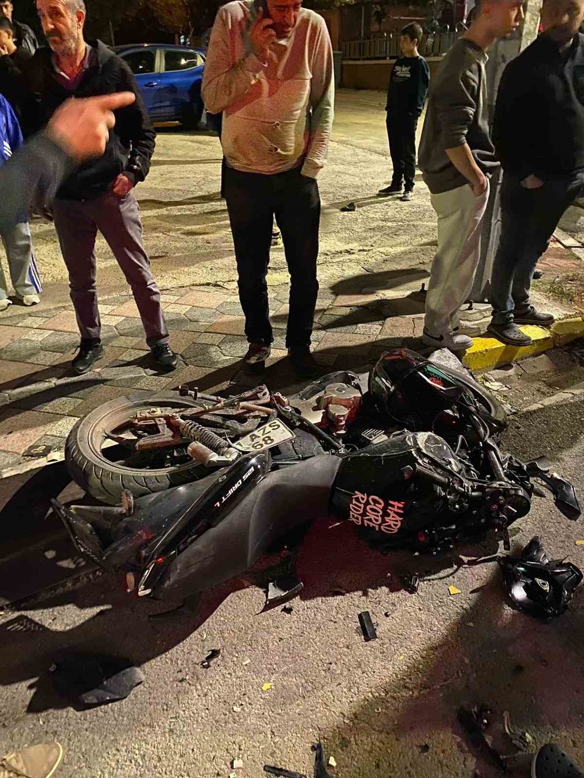 İş makinesi ile çarpışan motosikletli ağır yaralandı