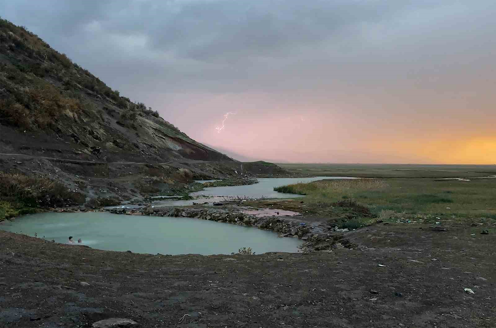 Aniden bastıran sağanak kaplıca keyfini böldü