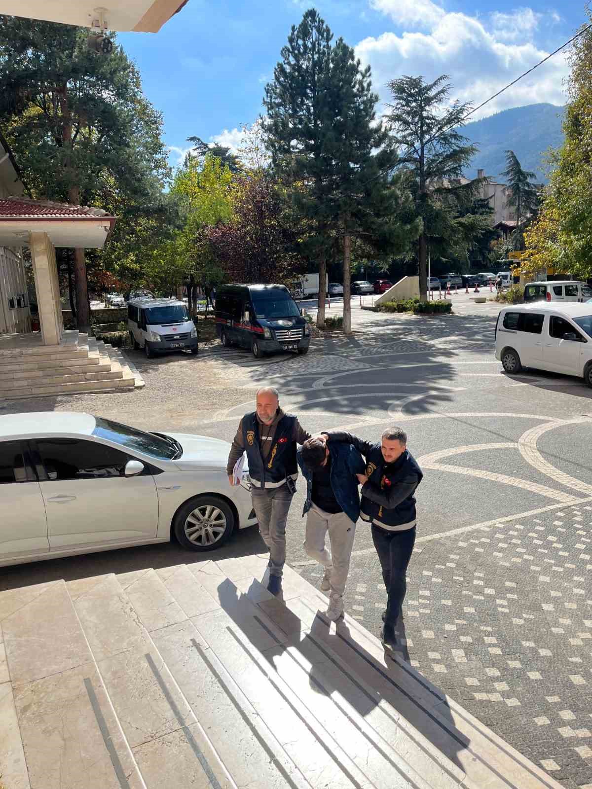 Akşehir&rsquo;de sahte kimlikle yakalanan şahıstan uyuşturucu hap &ccedil;ıktı
