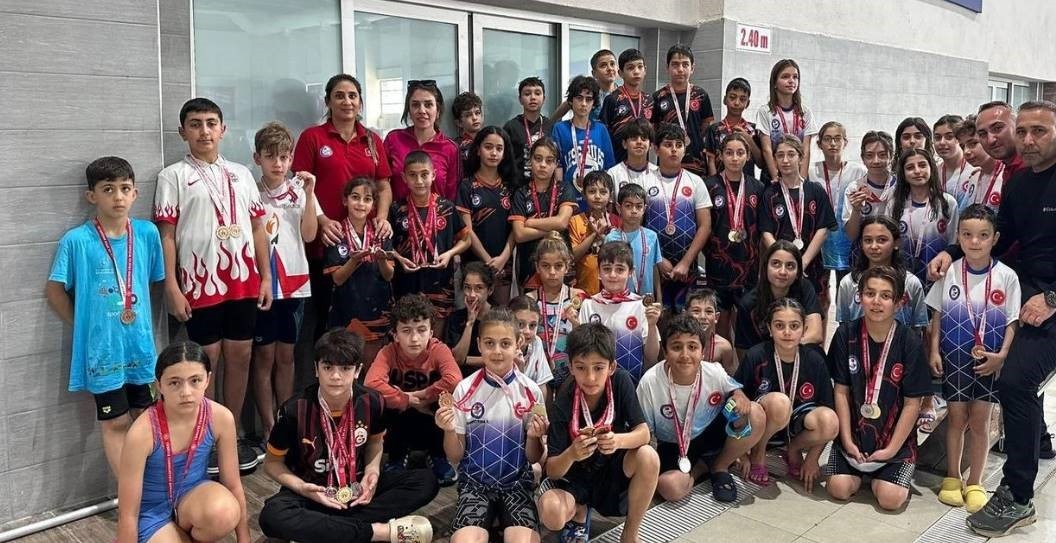 7’den 70’e Cumhuriyet coşkusu: Bayram onuruna kulaç attılar