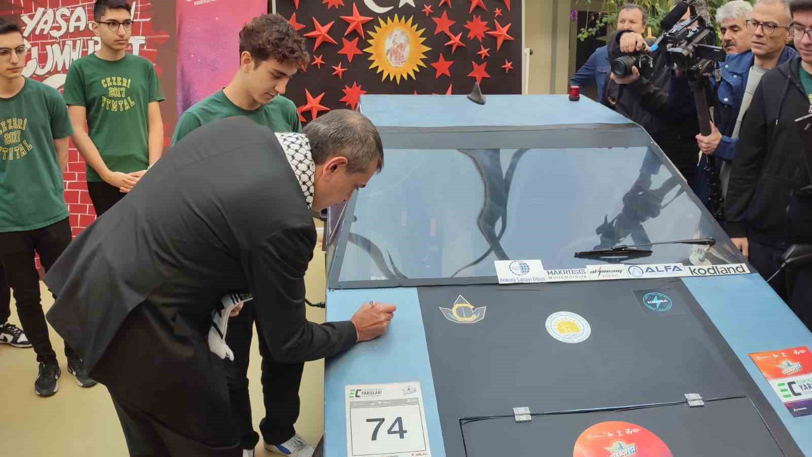 Bakan Tekin: "D&uuml;nyadaki eğitim sekt&ouml;r&uuml;yle herkesin insan haklarına egemen olacağına inanıyorum"
