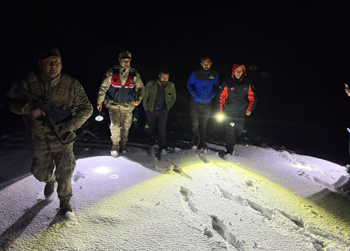 Ağrı’da karda mahsur kalan 2 kişi kurtarıldı