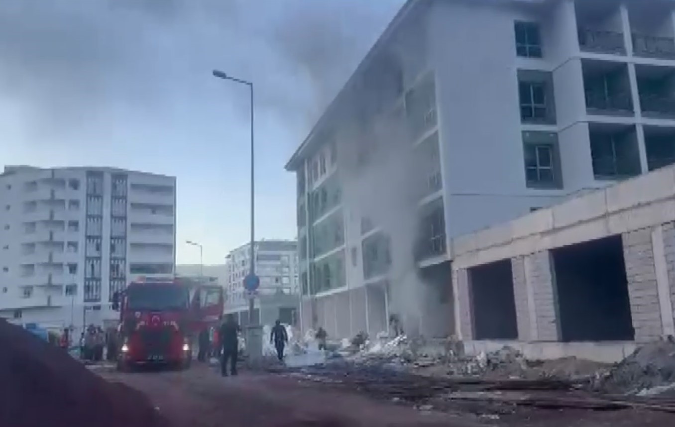 Yapımı devam eden deprem konutundaki yangın s&ouml;nd&uuml;r&uuml;ld&uuml;
