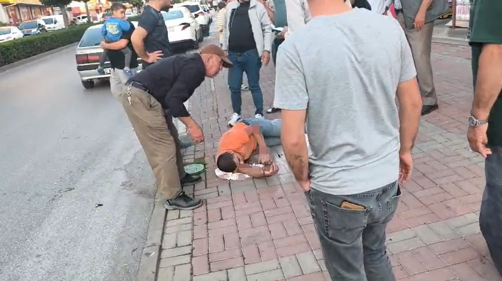 Otomobile çarpan motosiklet sürücüsü havada takla atıp yere düştü