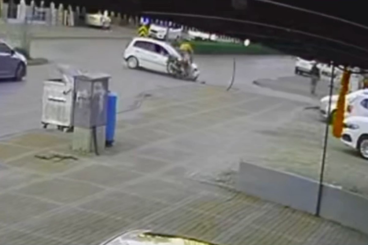 Otomobile &ccedil;arpan motosiklet s&uuml;r&uuml;c&uuml;s&uuml; havada takla atıp yere d&uuml;şt&uuml;
