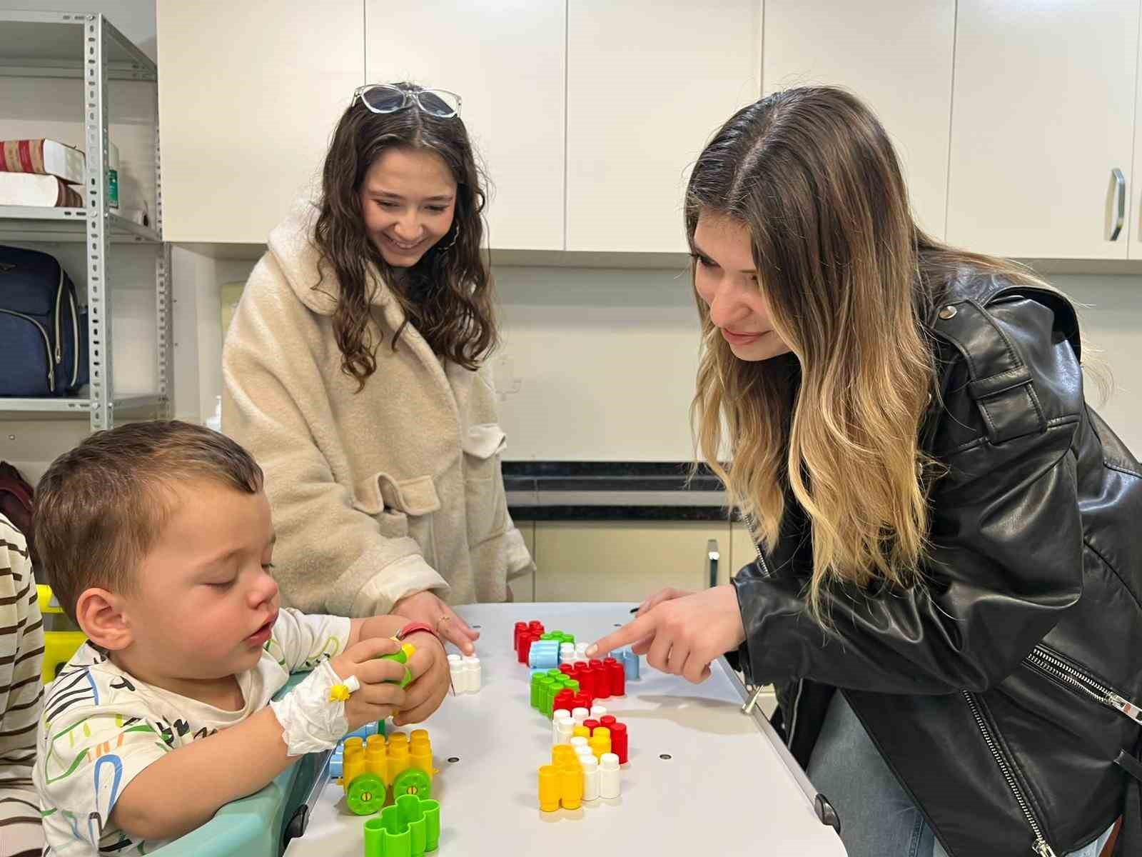 Şifa oyuncakları ve Oyun ablam projeleriyle minik kalplere dokundular