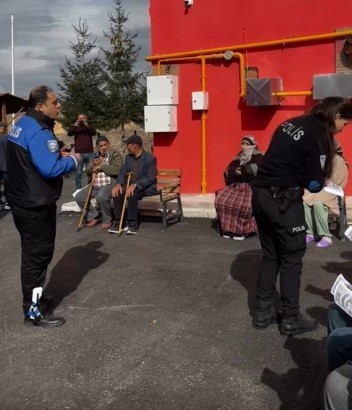 Bayburt&rsquo;ta &lsquo;Gezici K&uuml;t&uuml;phane&rsquo; k&ouml;y k&ouml;y geziyor
