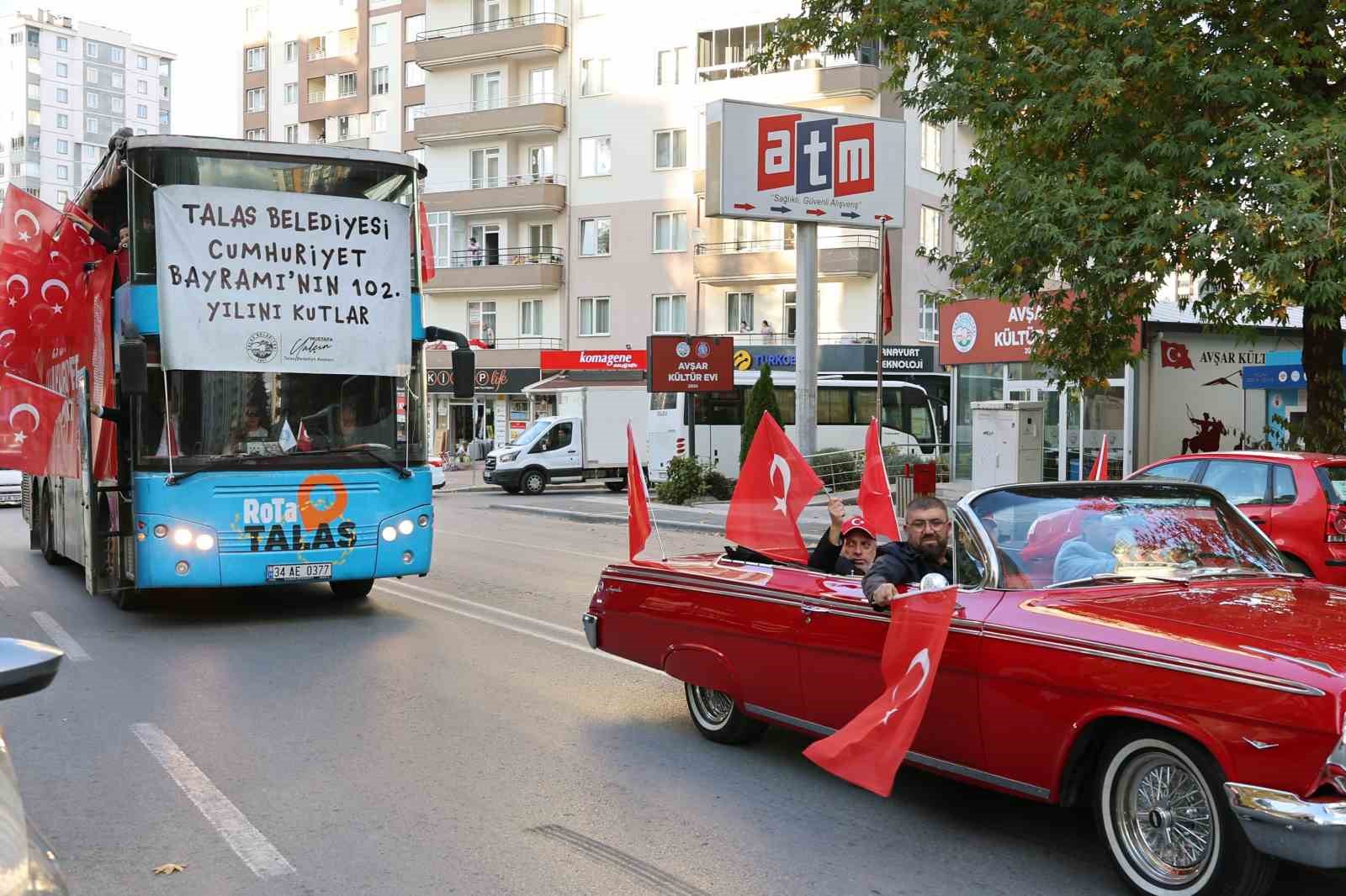 Talas&rsquo;ta klasik ara&ccedil;larla Cumhuriyet coşkusu
