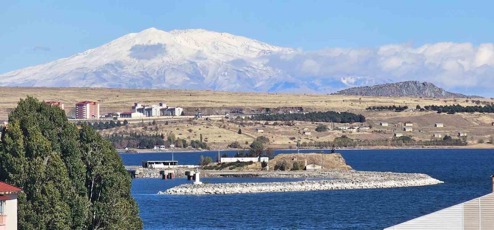 Tatvan’ın yüksek kesimleri beyaza büründü