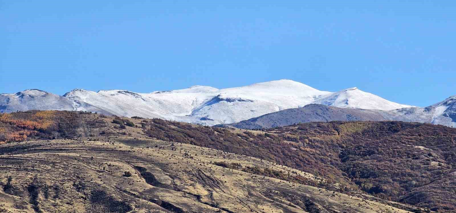 Tatvan&rsquo;ın y&uuml;ksek kesimleri beyaza b&uuml;r&uuml;nd&uuml;
