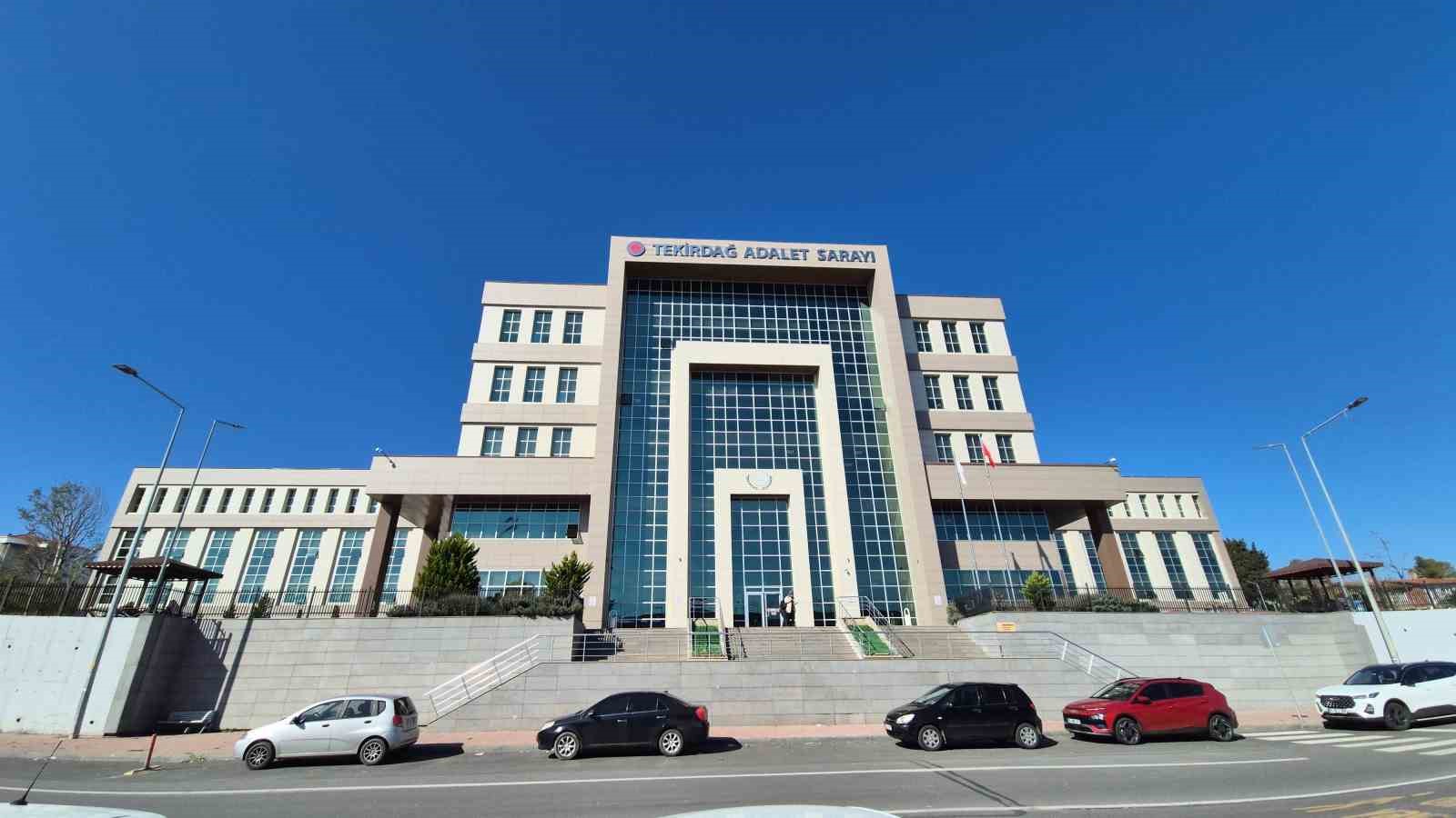 Anne ve babasını &ouml;ld&uuml;ren gence 74 yıl hapis cezası
