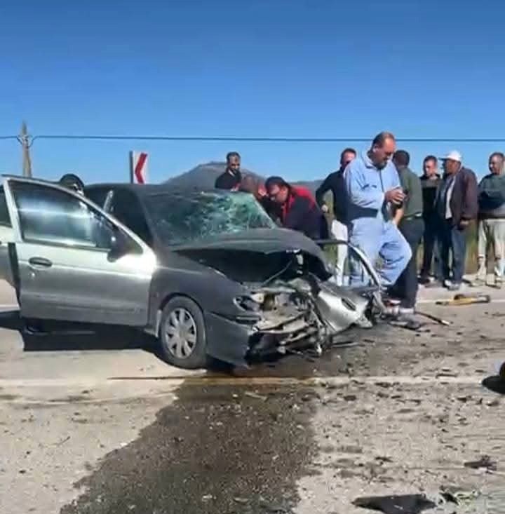 Burdur’da 2 otomobil kafa kafaya çarpıştı: 3 yaralı