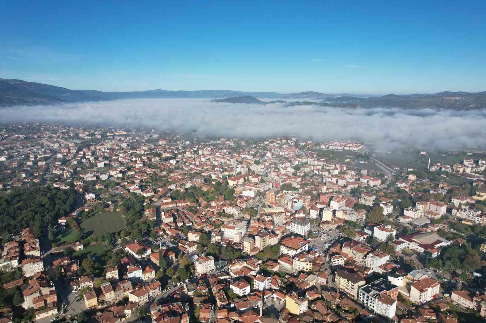 Sındırgı&rsquo;da sis ve yıkım bir arada: Deprem b&ouml;lgesi havadan g&ouml;r&uuml;nt&uuml;lendi
