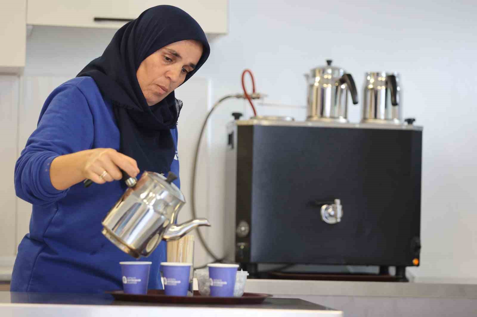 Alanya Emekli Kahvesi&rsquo;ne emeklilerden ilgi
