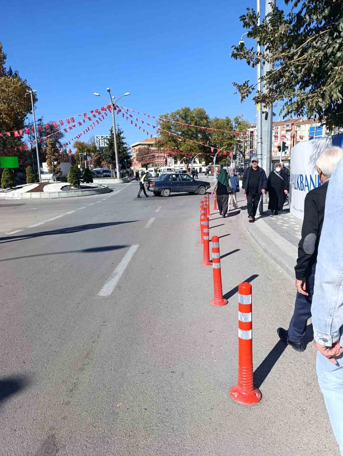 Trafikte yolun ortasında kalan otomobili kadın polis tek başına ittirerek &ccedil;alıştırdı
