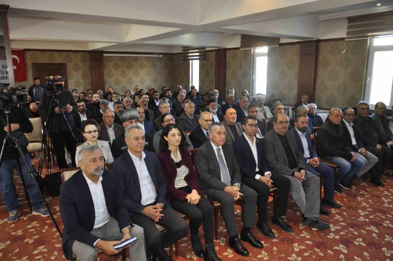 DEM Parti Genel Başkanı Bakırhan: "PKK’nın kendisini feshetmesi, en son da artık Türkiye sınırları dışına çıkarak, Türkiye devletine silah çevirmeyeceğini belirtmesi tarihi bir önemdedir"