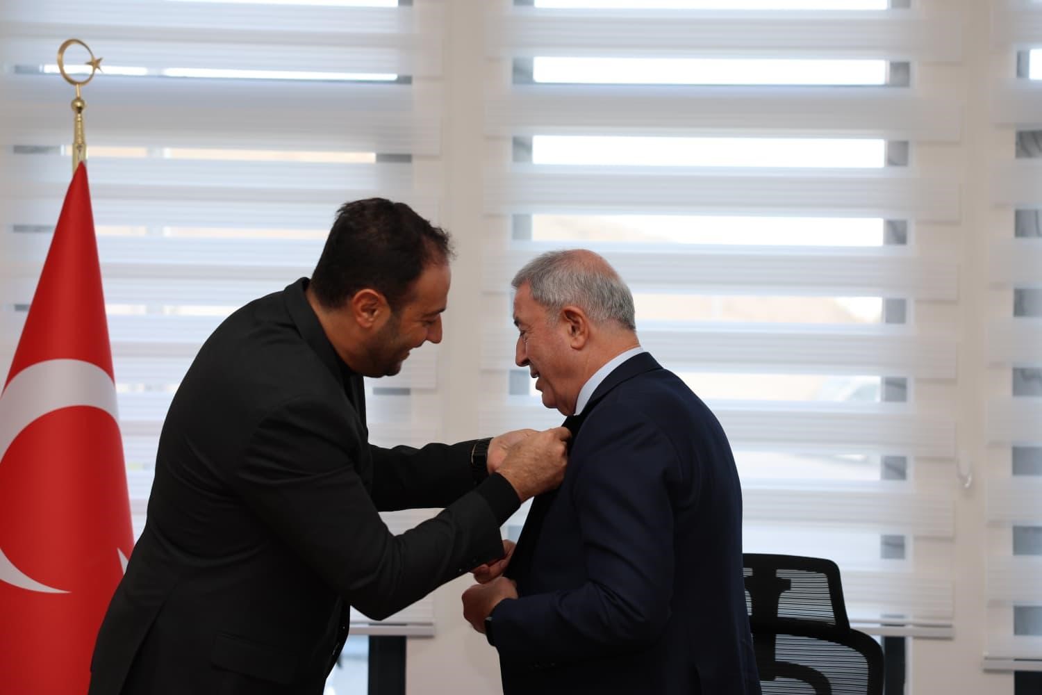 Hulusi Akar&rsquo;dan Yeşilay&rsquo;a destek ziyareti ve &uuml;yelik
