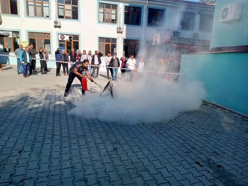 Niğde İl Sağlık M&uuml;d&uuml;rl&uuml;ğ&uuml;&rsquo;nde ger&ccedil;eğini aratmayan yangın tatbikatı
