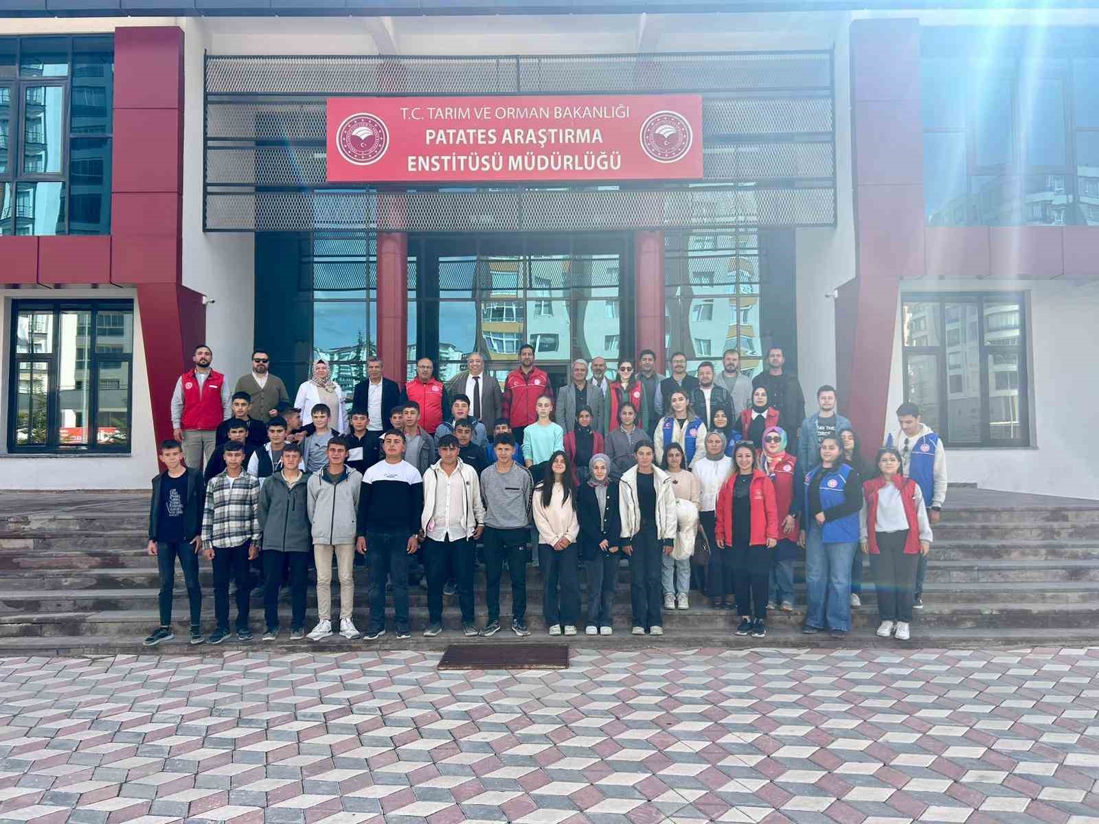 Gençler, "Gönüllü Hasat Projesi"  kapsamında patates hasadı yaptı