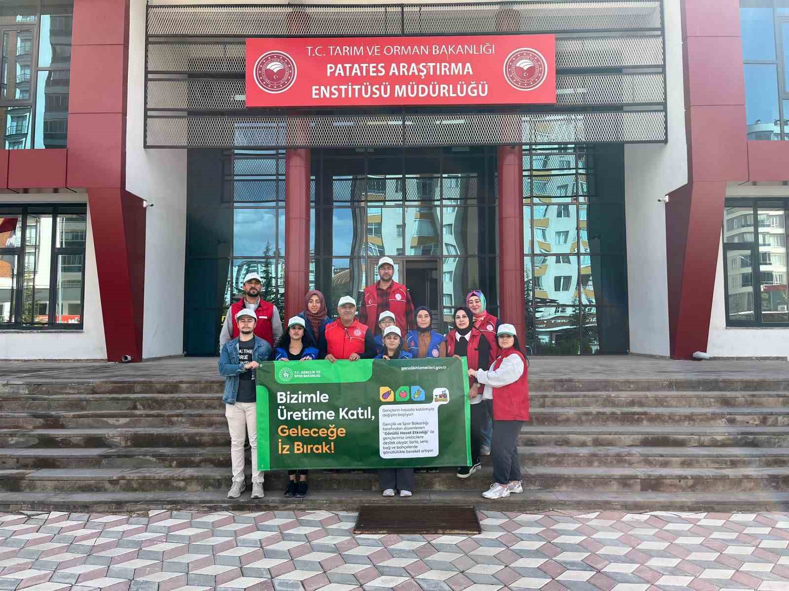 Gen&ccedil;ler, "G&ouml;n&uuml;ll&uuml; Hasat Projesi"  kapsamında patates hasadı yaptı
