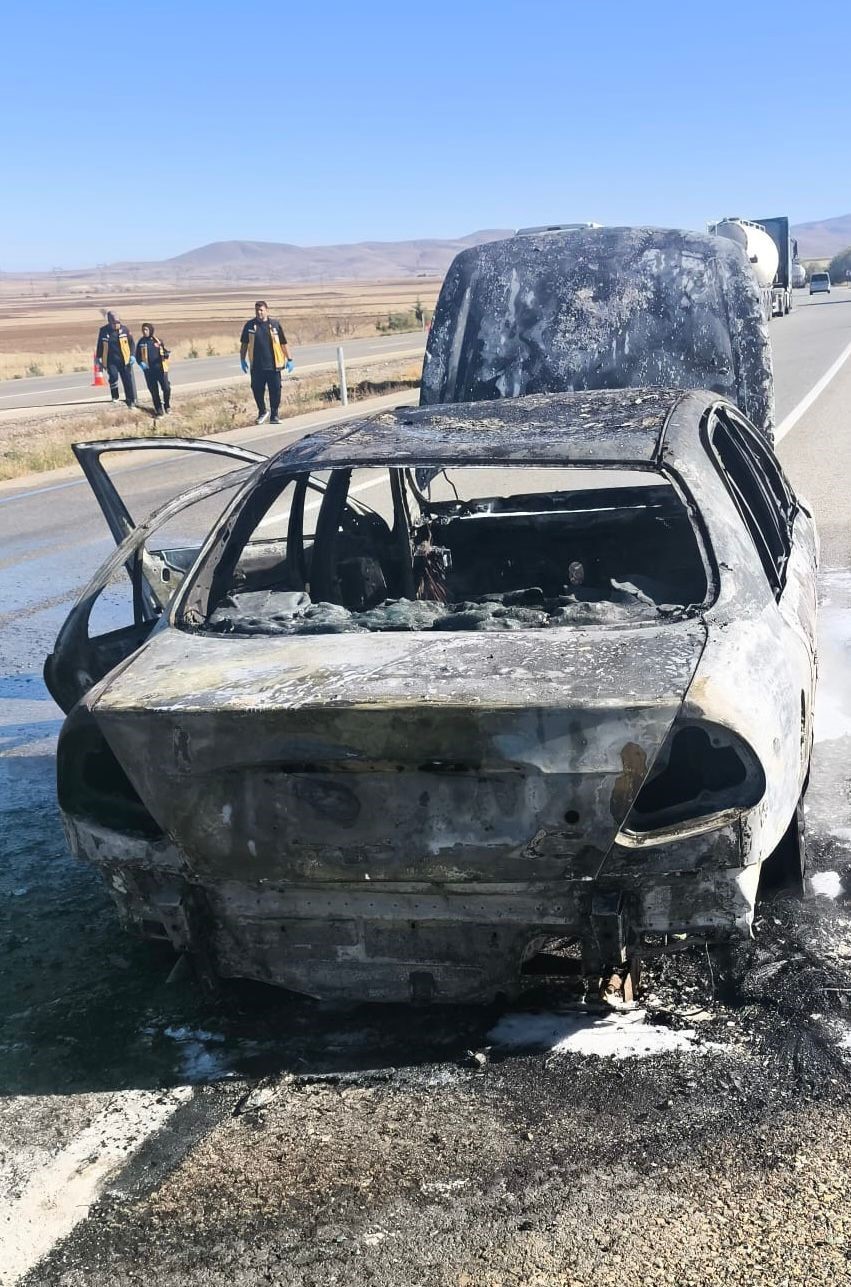 Seyir halindeykeki otomobil alev alev yandı