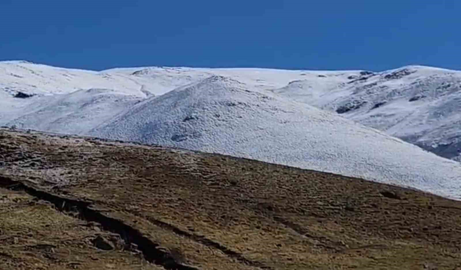 Hamur’daki Karlıca köyünde dağlar karla kaplandı, kartpostallık manzaralar oluştu