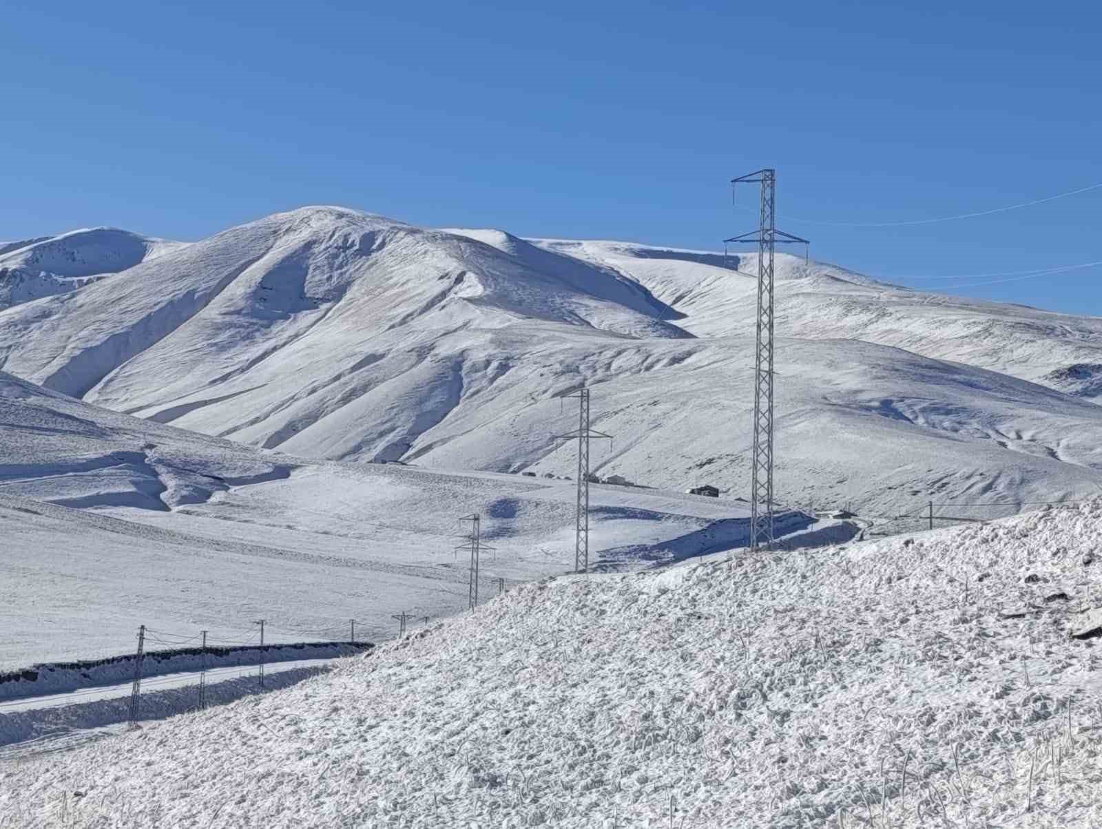 Taşlıçay’da kar yağışıyla Gündoğdu köyü beyaza büründü