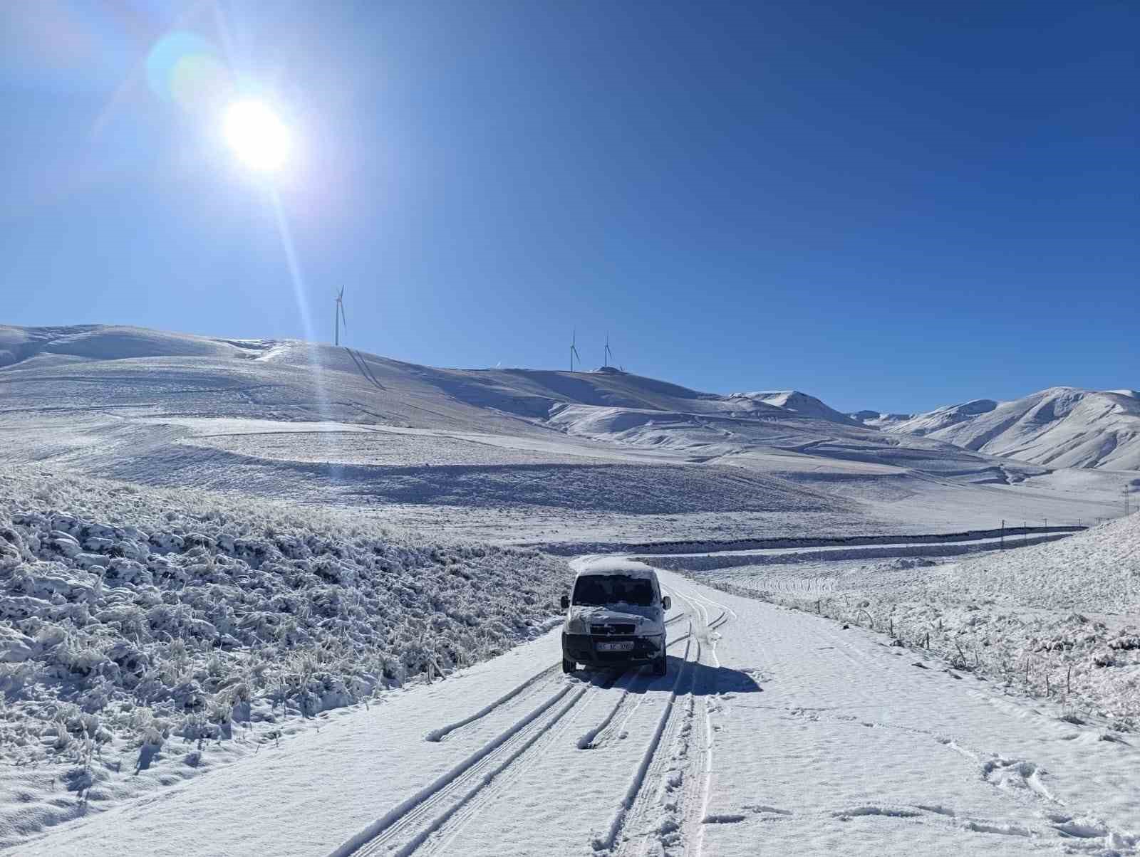 Taşlıçay’da kar yağışıyla Gündoğdu köyü beyaza büründü