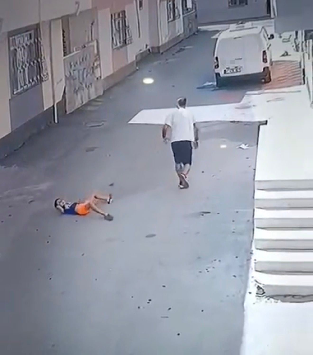 Adana&rsquo;da 8 yaşındaki &ccedil;ocuğu acımasızca fırlatan şahıs yakalandı
