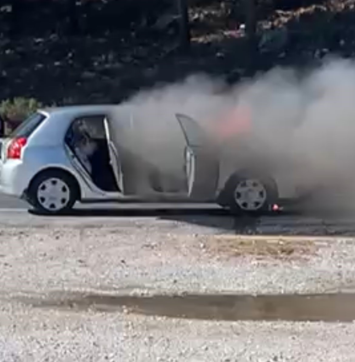 Sakar Ge&ccedil;idi&rsquo;nde ara&ccedil; yangını
