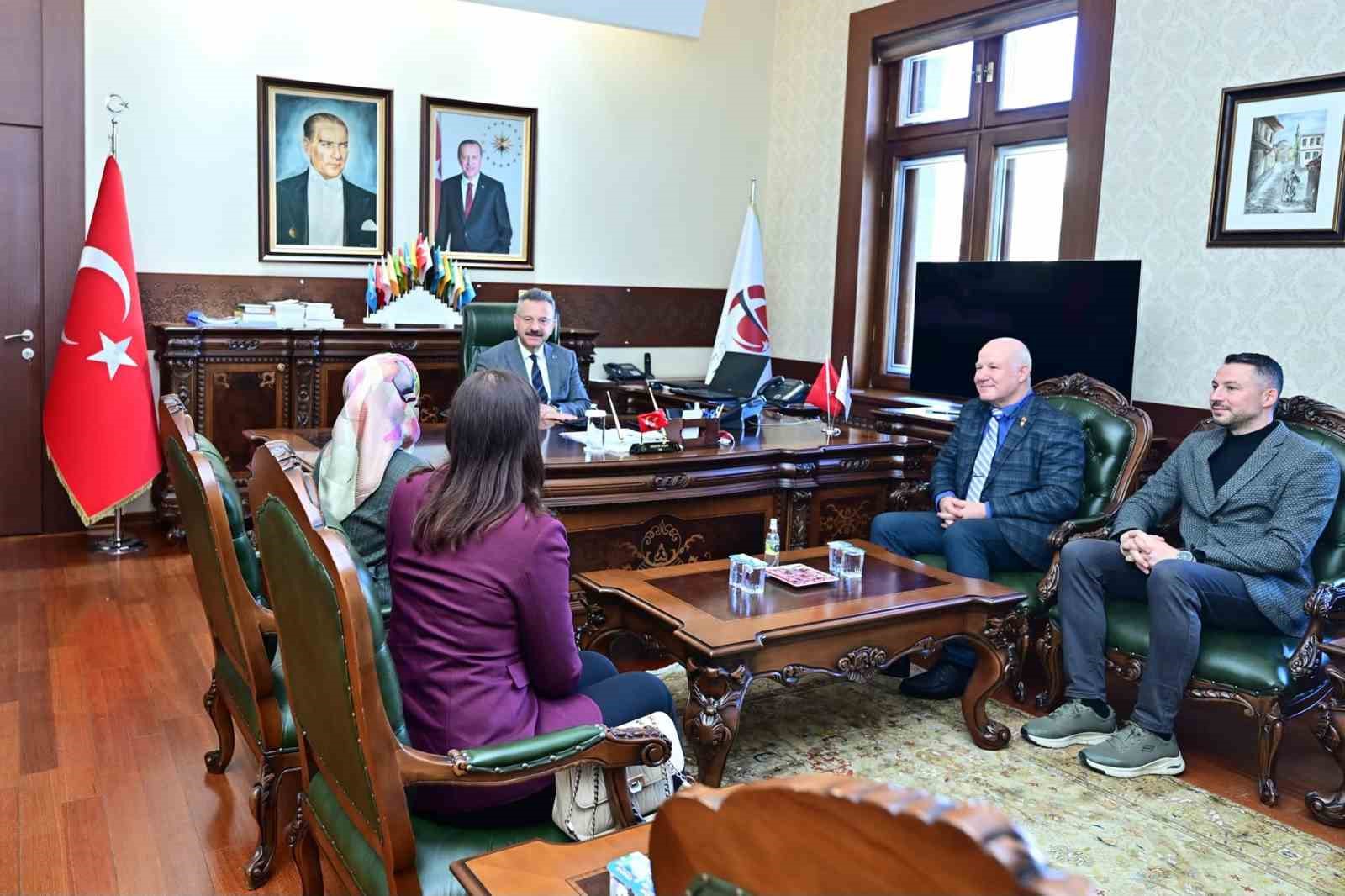 Valilik konutunu satıp okul yaptıran Vali Aksoy’u mahallenin muhtarı ziyaret etti