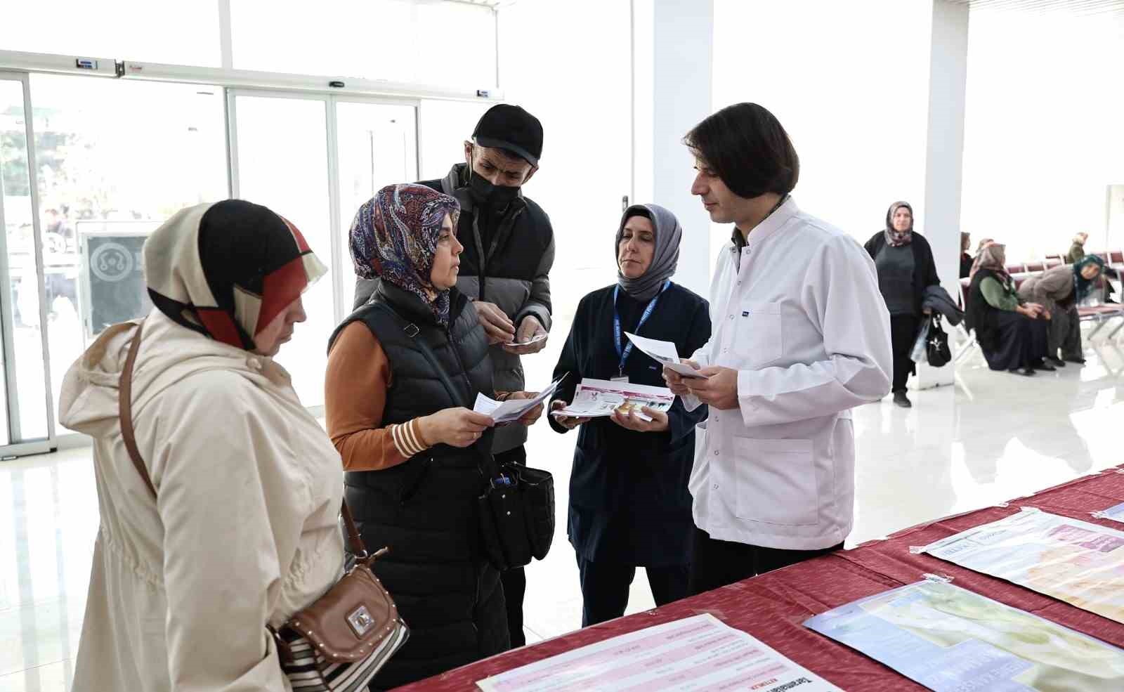 ER&Uuml; Hastanelerinden, Meme Kanseri Farkındalık Standı
