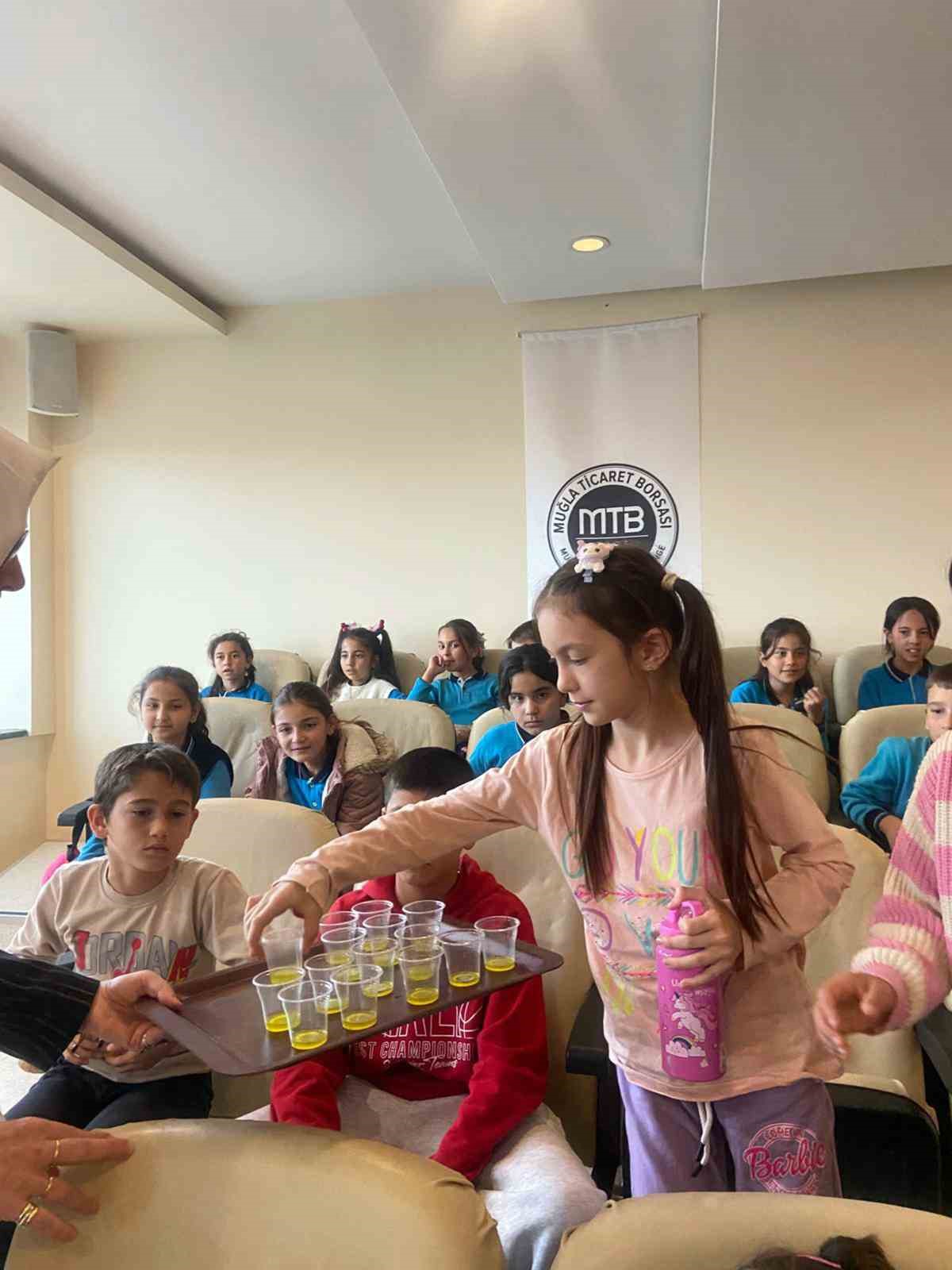 Minik tadımcılara zeytinyağı eğitimi
