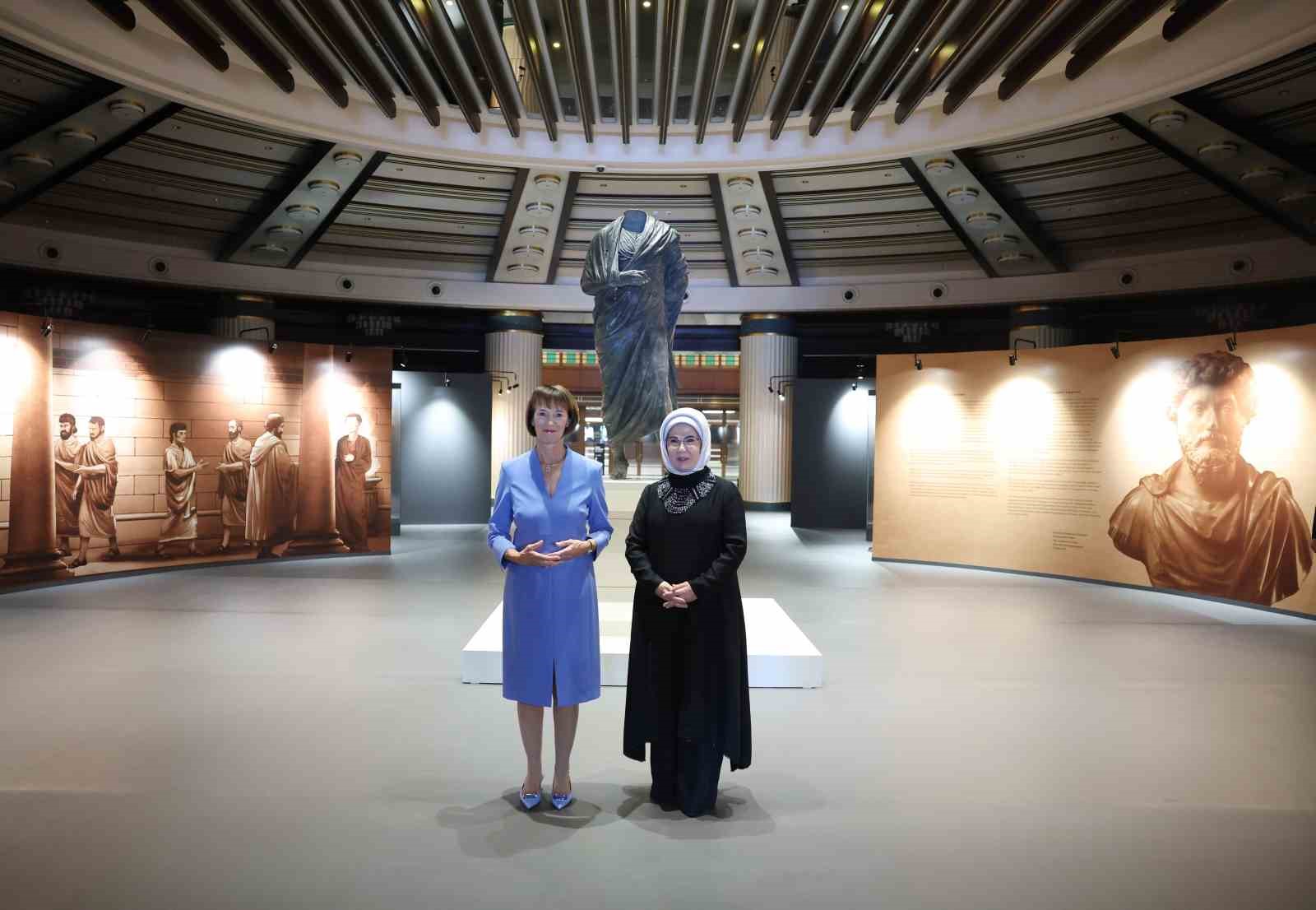 Emine Erdoğan, Almanya Başbakanı Merz&rsquo;in eşiyle Millet K&uuml;t&uuml;phanesi&rsquo;ni ziyaret etti
