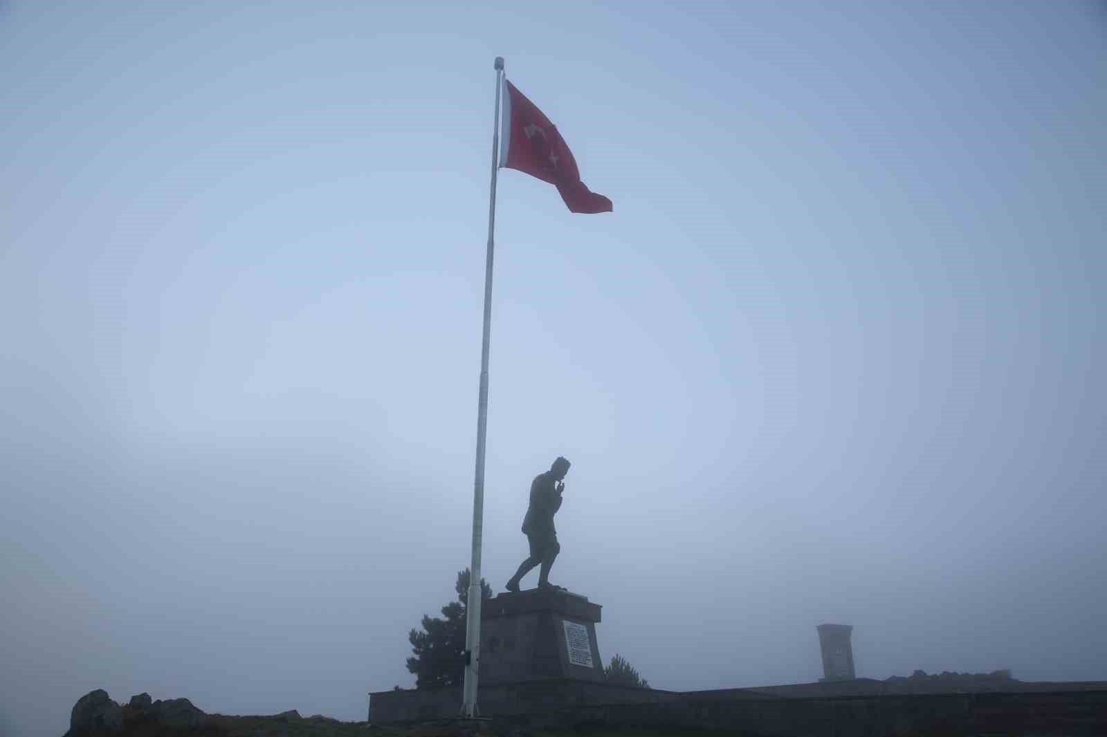 Kocatepe&rsquo;nin sis altındaki g&ouml;r&uuml;nt&uuml;s&uuml;
