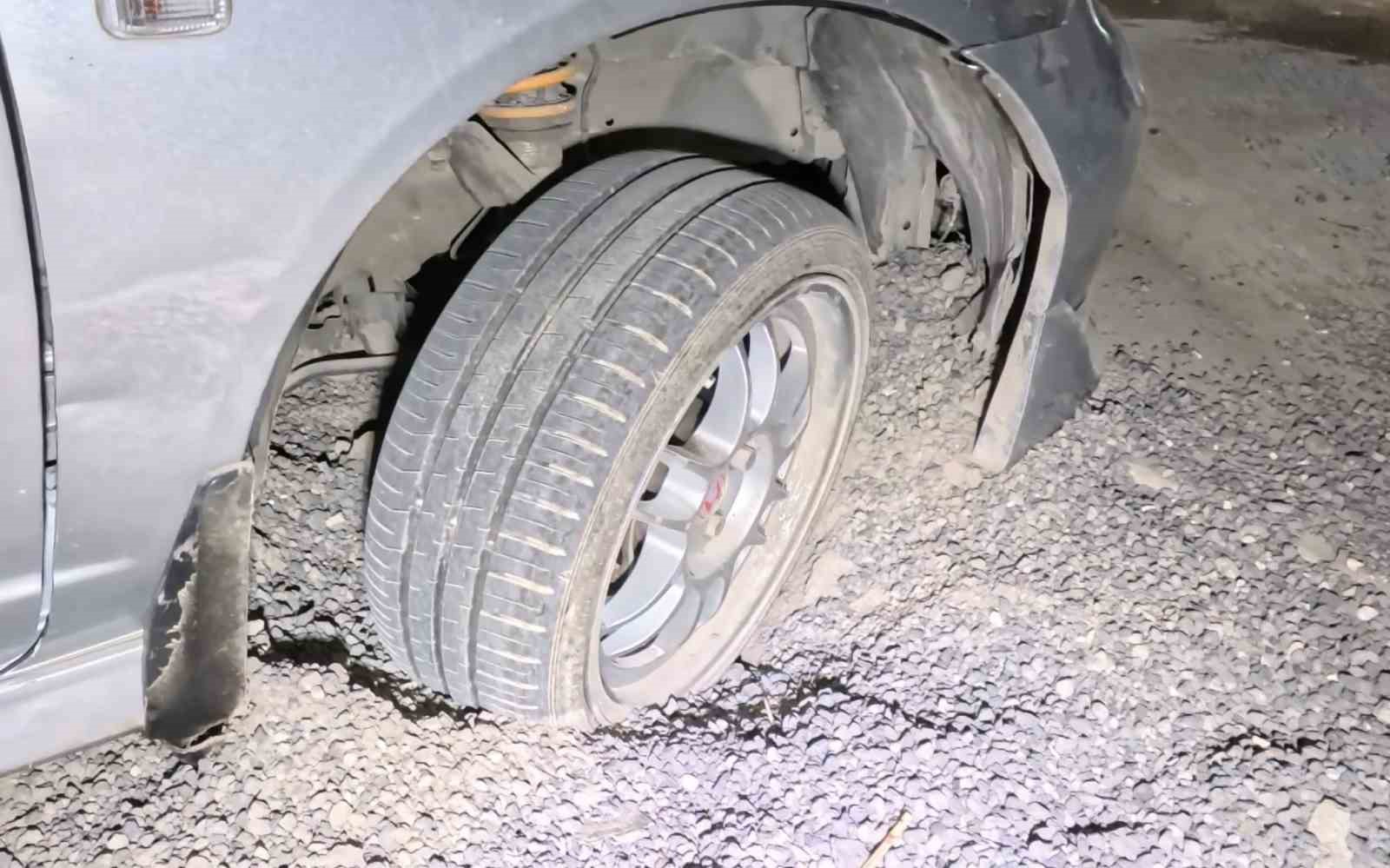 Belediye ve MEDAŞ’ın kazdığı çukurlar kapatılmayınca araçlar mahsur kaldı