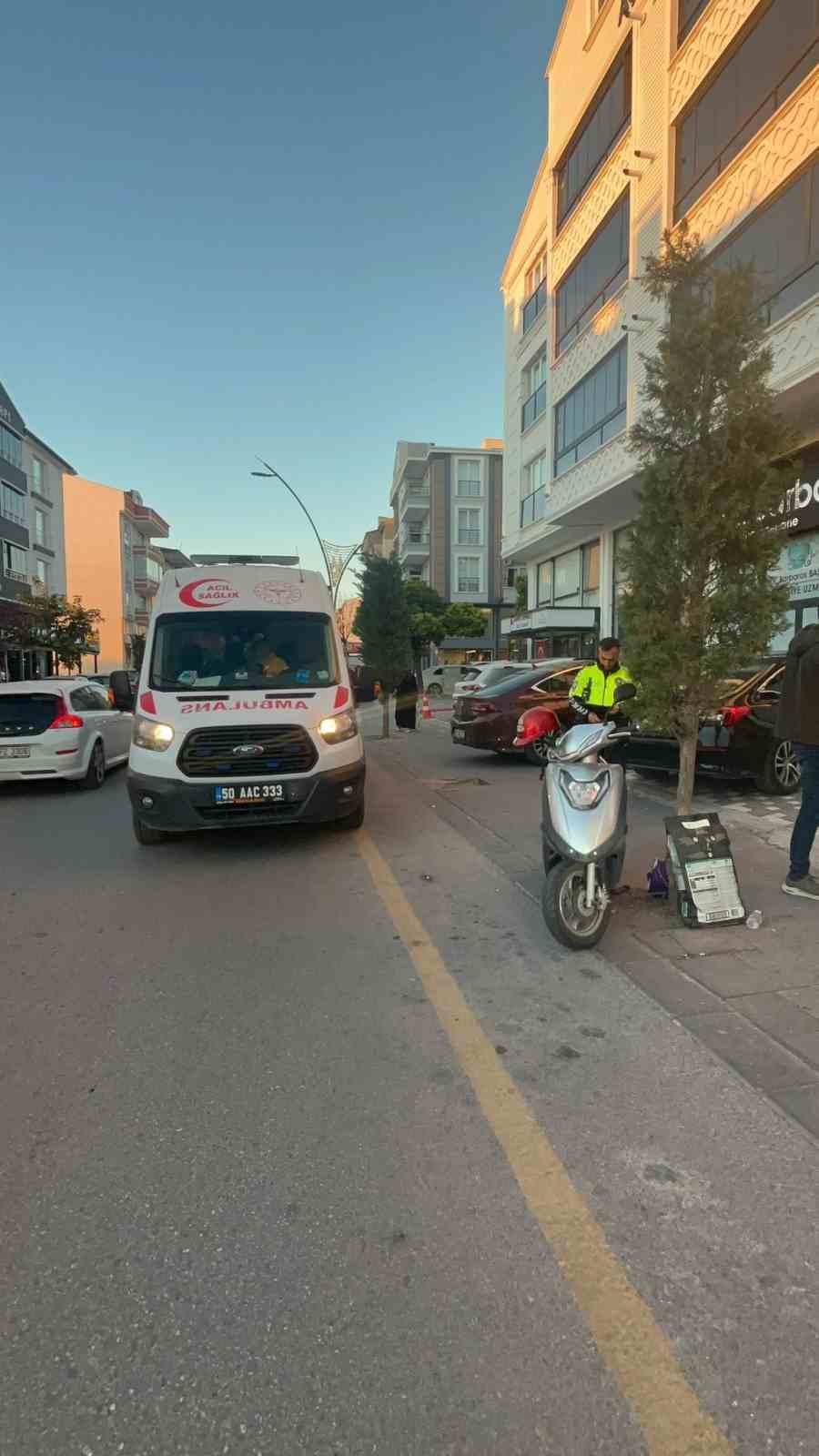 Yola kontrolsüz çıkan otomobil ile motosiklet çarpıştı: 1 yaralı