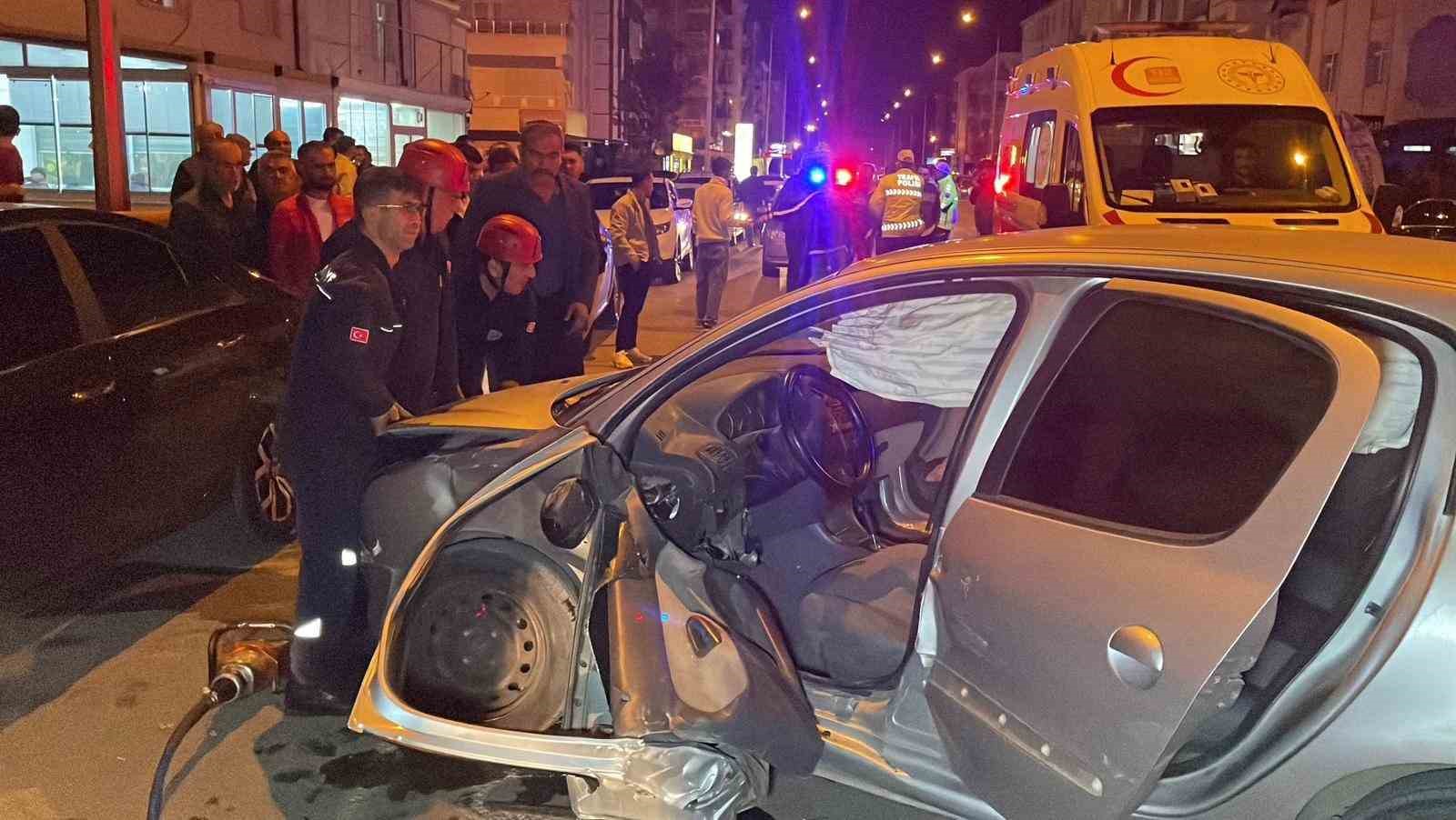 Kazada sonrası araçta sıkışan sürücüyü itfaiye kurtardı