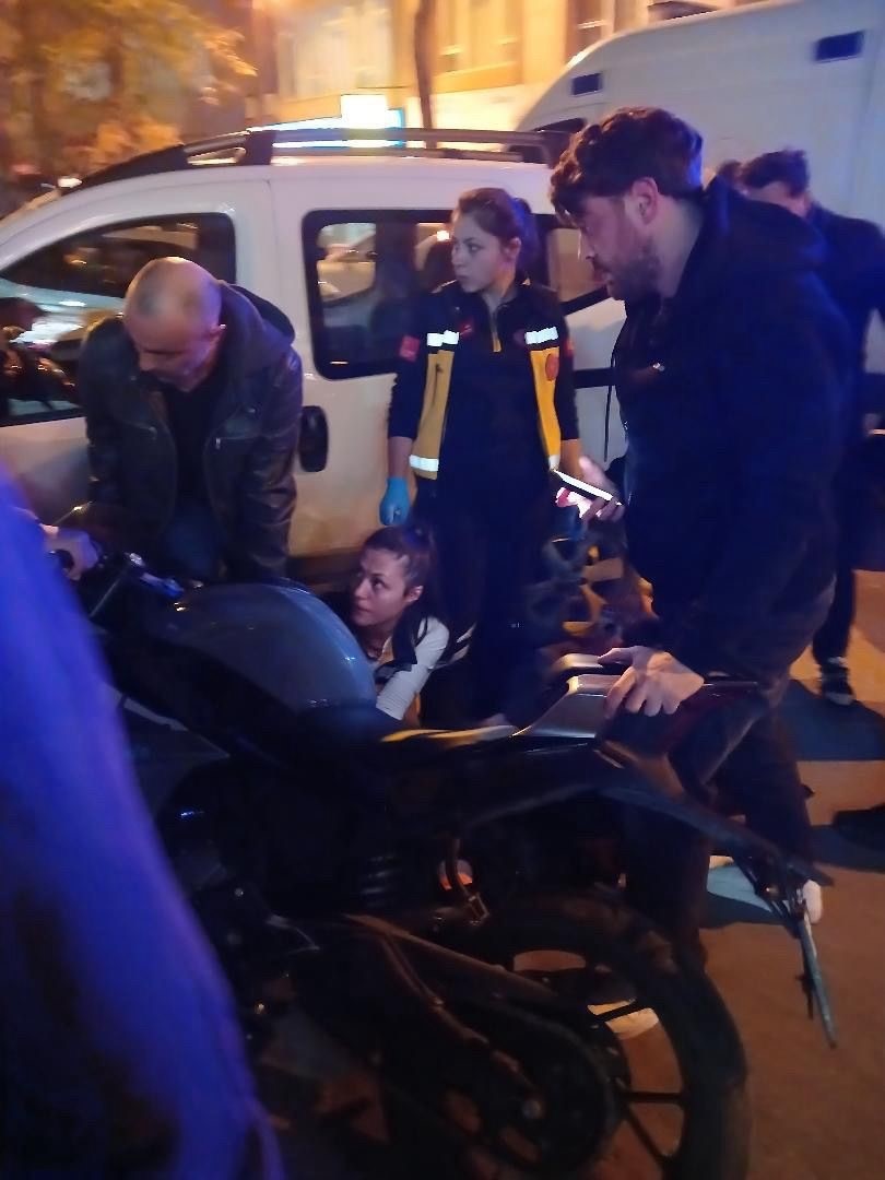 Küçükçekmece’de kaza sonrası ayağı pedala sıkışan motosikletli, itfaiye ekiplerince kurtarıldı