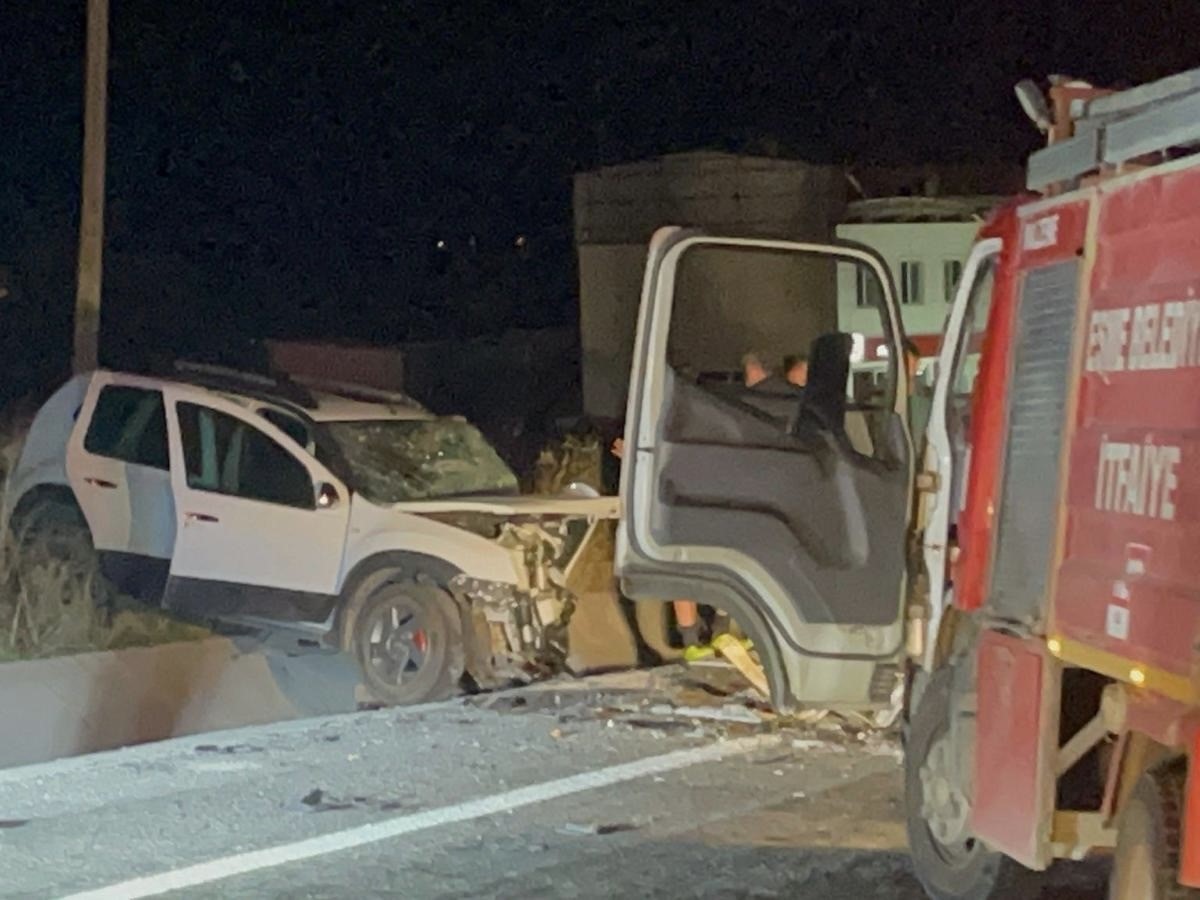 Uşak’ta cip ile otomobil çarpıştı: 2 ölü, 3 yaralı