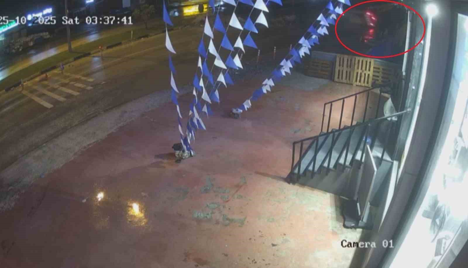 Sürücüsünün kontrolünü kaybettiği hafif ticari aracın takla atarak şarampole uçtuğu anlar kamerada