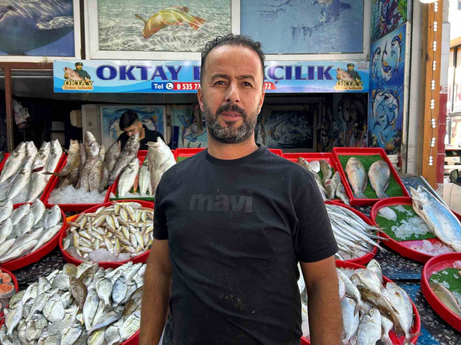 Akdeniz’de teknenin çapa halatına dolanan devasa büyüklükteki köpekbalığı balıkçılara korku dolu anlar yaşattı