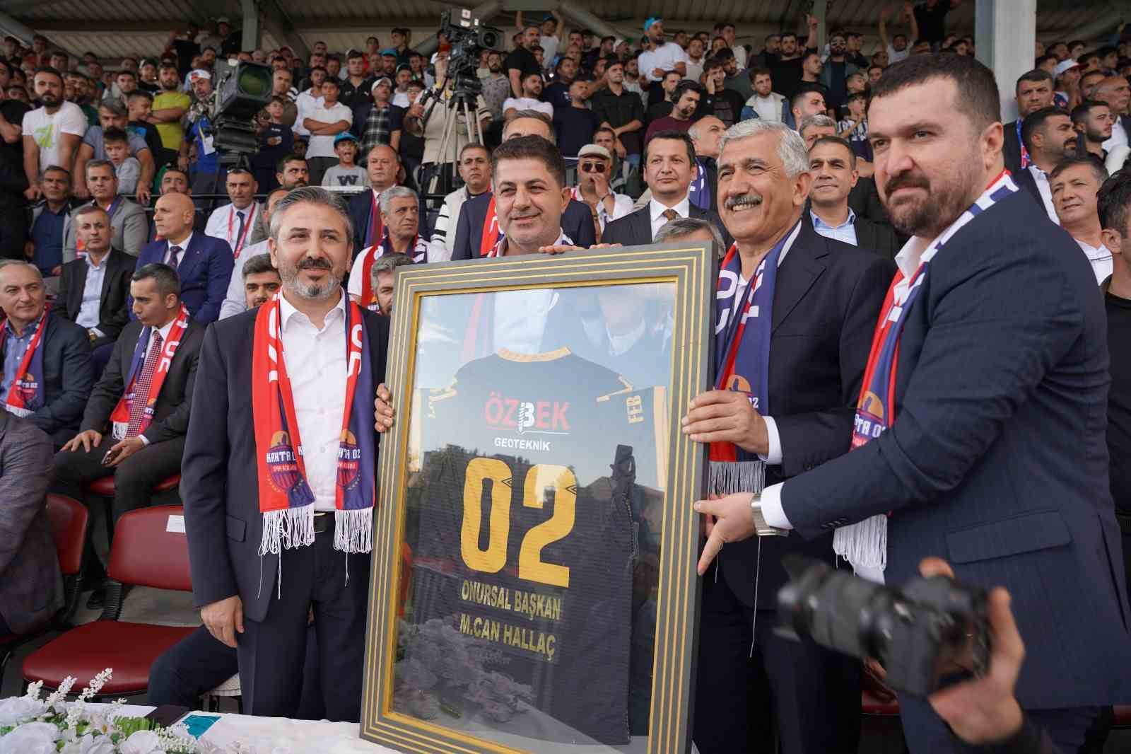 Kahta 02 Spor Kulübü’nden Başkan Hallaç’a "Onursal Başkanlık" unvanı