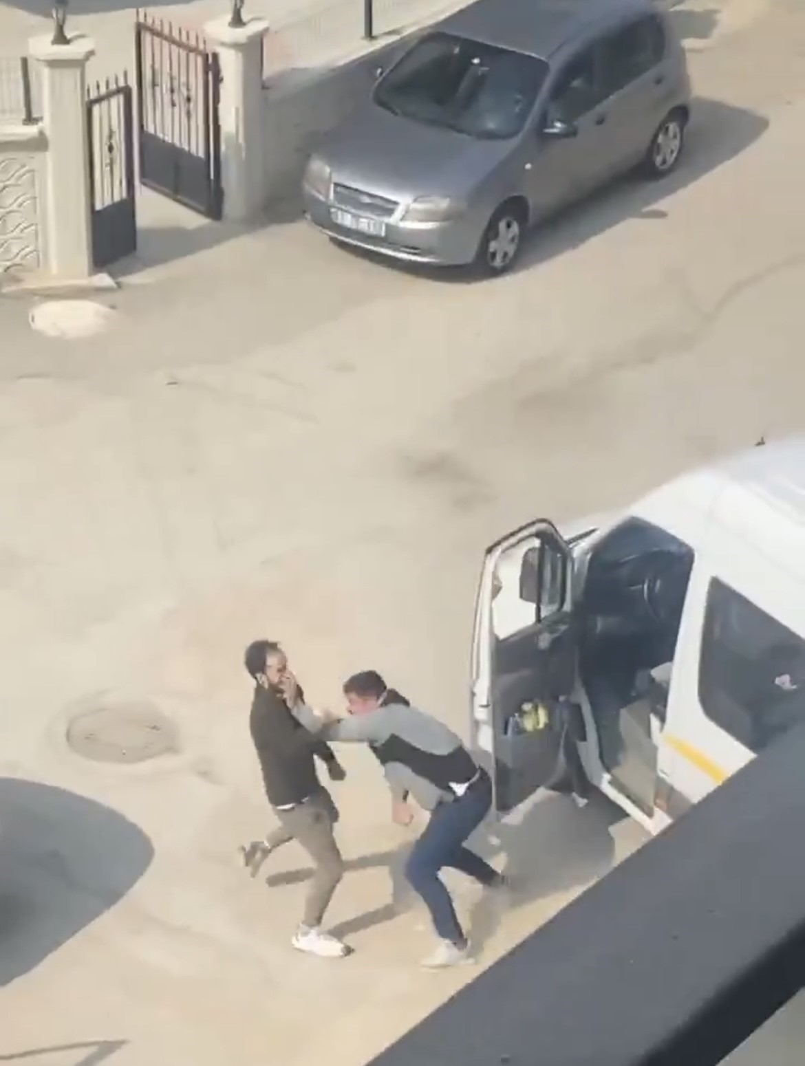 Bursa’da yol kavgası karıştı: Sopalar, yumruklar, terlikler havada uçuştu