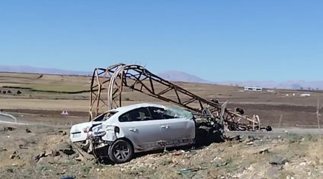 Kontrolden çıkan otomobil elektrik direğini devirdi: 1 yaralı