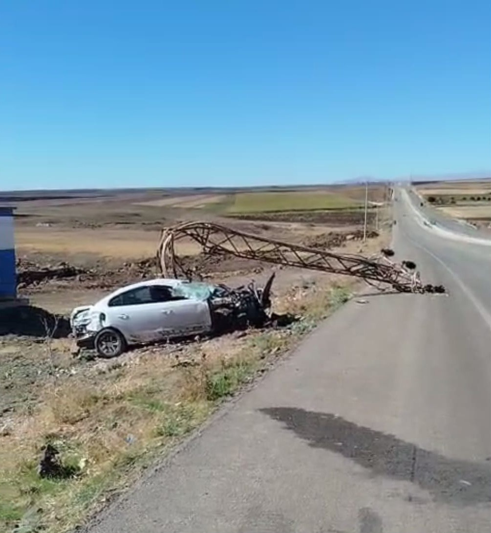 Kontrolden çıkan otomobil elektrik direğini devirdi: 1 yaralı