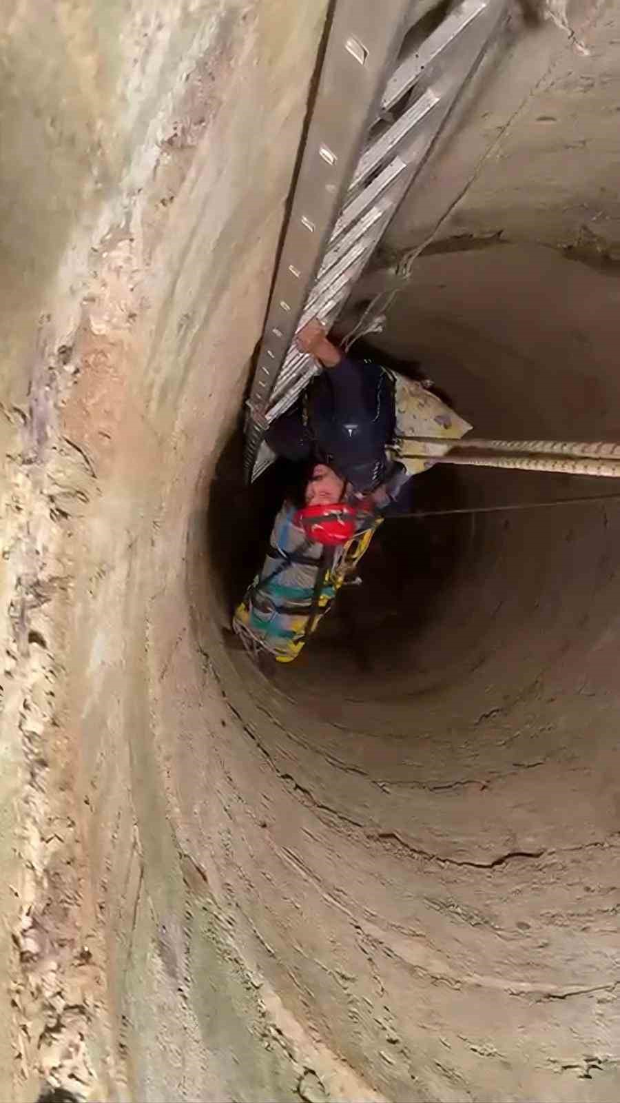 12 metrelik kuyuya d&uuml;şen 80 yaşındaki Halil Amca, itfaiyenin m&uuml;dahalesiyle kurtarıldı
