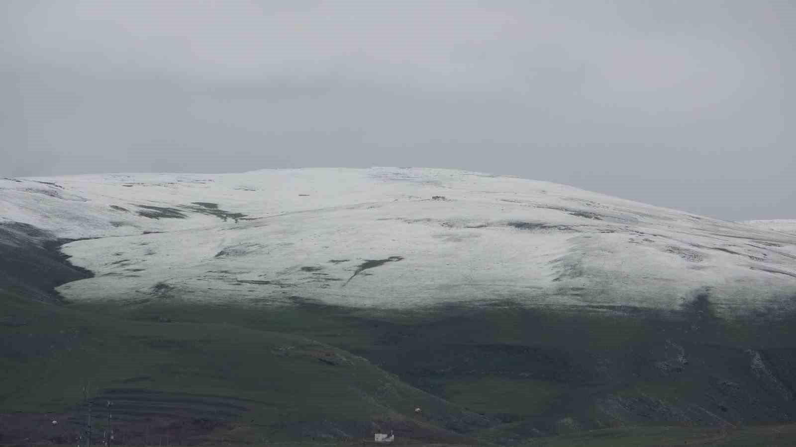 Ardahan’da yüksek kesimler beyaza büründü