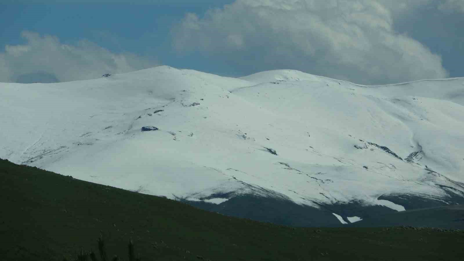 Ardahan’da yüksek kesimler beyaza büründü
